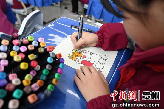 2月26日，贵阳市南明区花果园第三小学六（13）班的学生正在创作、绘画“龙”的作品。