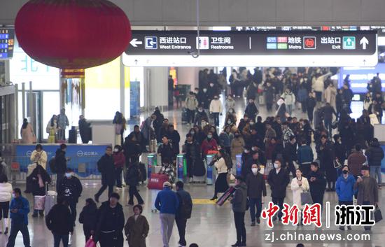 杭州火车东站到达大厅迎来大量旅客。中新社记者王刚摄