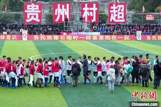 2月26日，在中法青年友谊赛入场仪式上，贵州“村超”联队球员与法国人民援助会队球员相互击掌问候。韦贵金摄