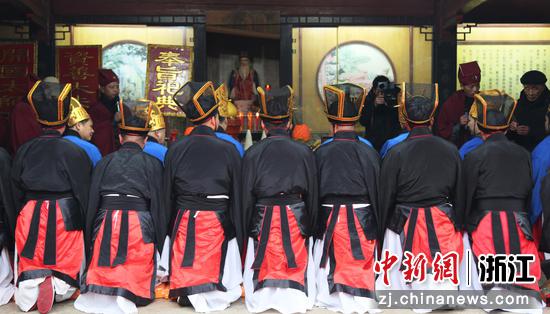 众人着特色服饰参与祭祀。中新社发 刘春景 摄