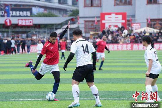 2月26日，在中法青年友谊赛比赛现场，贵州“村超”联队球员与法国人民援助会队球员在比赛中拼抢。韦贵金 摄