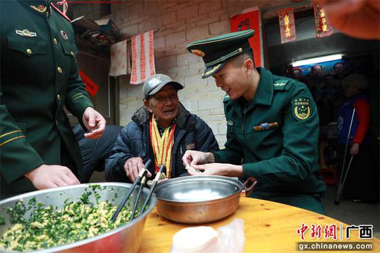 武警梧州支队官兵与98岁抗战老兵共度元宵节