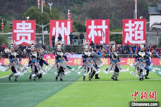 2月26日，在中法青年友谊赛比赛现场，侗族民众在比赛间隙进行民族歌舞表演。韦贵金 摄
