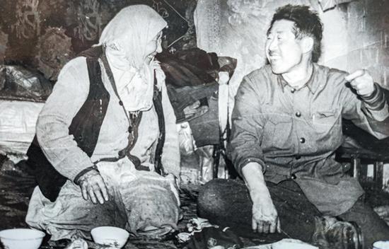 上世纪80年代，马殿英（右）上门看望哈萨克族牧民布勒恒江·沃斯肯拜，了解她家的生产生活情况（资料图片）。十师北屯市党委宣传部 提供