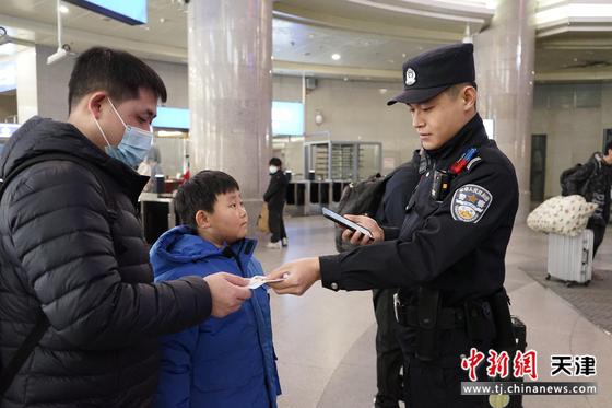 春运期间，天津铁警常态化防控。北京铁路公安局天津公安处供图
