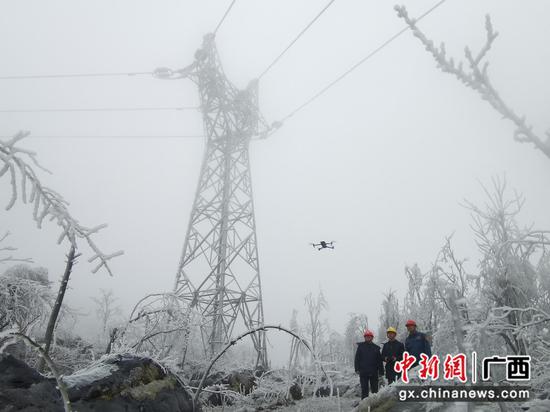 供电人员对位于全州县高寒山区的35千伏白东I线开展巡视。莫晓姣 摄