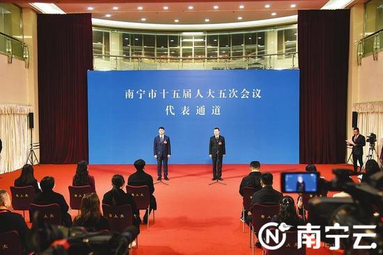 南宁市十五届人大五次会议开启“代表通道”。记者 黄红锦 摄