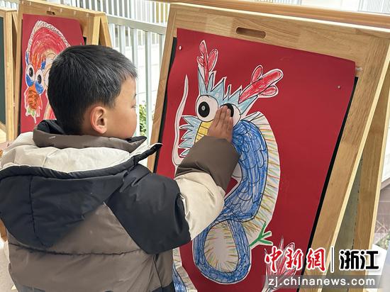 开学第一天，学校准备了“画龙点睛”等游戏。 杭州市康运幼儿园御港园区供图
