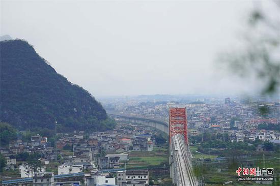 图为动车组列车行驶在贵南高铁澄江双线特大桥。宋彤波 摄