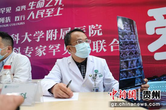 图为骨科专家在为患者义诊。 瞿宏伦 摄