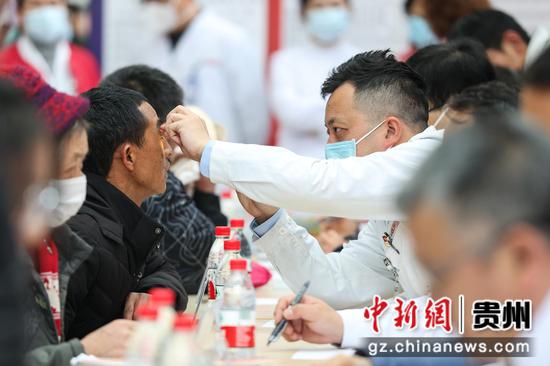 图为眼科专家在为患者义诊。 瞿宏伦 摄