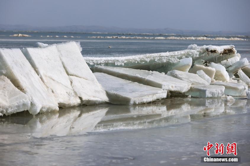 新疆博斯腾湖冰面开始融化