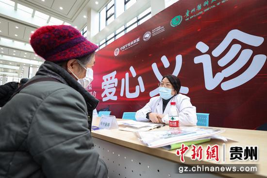 图为内分泌科专家在为患者义诊。 瞿宏伦 摄