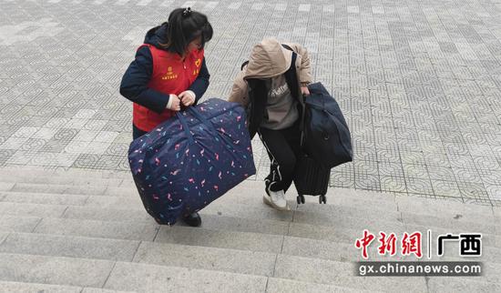 帮助旅客搬运行李。