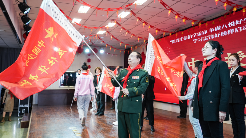 庄仕华将“庄仕华中队”旗帜授予乌鲁木齐市第八十小学各中队代表。