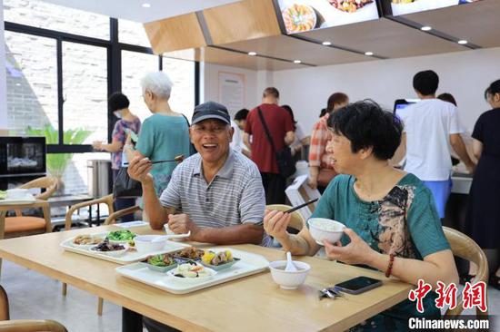 杭州鼓励老年食堂转型 面向全体市民开放
