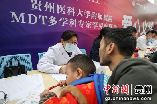图为儿科专家在为患者义诊。 瞿宏伦 摄
