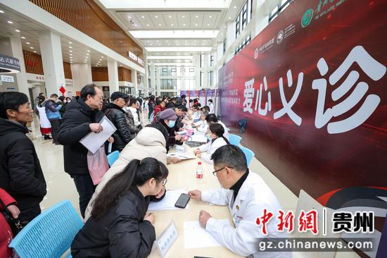 图为爱心义诊现场。 瞿宏伦 摄