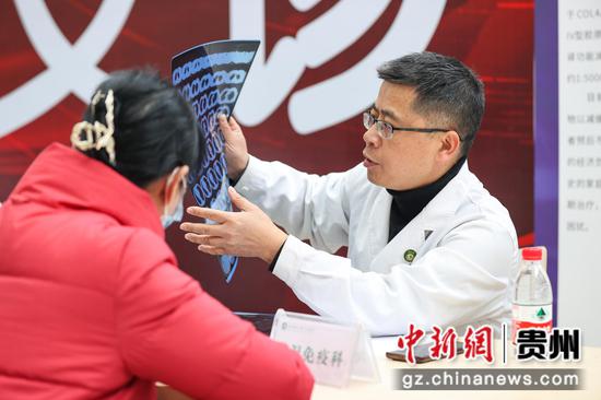 图为风湿免疫科专家在为患者义诊。 瞿宏伦 摄