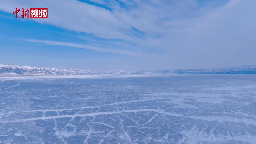 新疆喀拉托海湖現冰裂景觀