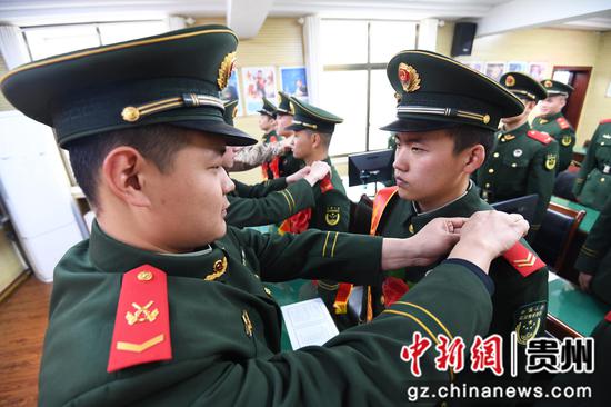 2月29日，武警贵阳支队南明中队战士为退伍老兵卸下警衔。