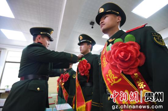 2月29日，武警贵阳支队南明中队战士为退伍老兵卸下帽徽、警衔、领花等标志服饰。