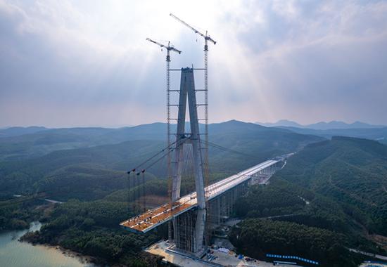 来宾市加快过境高速公路项目建设，图为武忻高速控制性工程黔江特大桥施工现场。