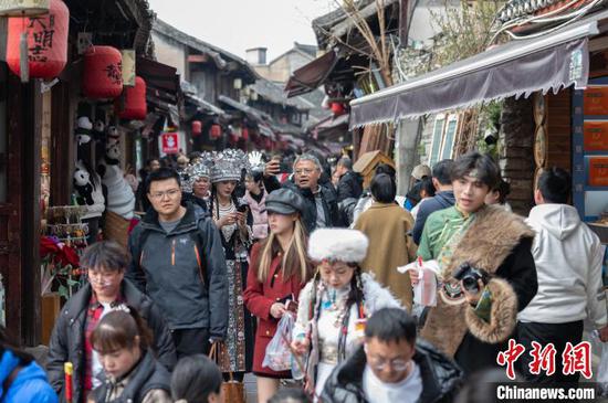 3月2日，游客在贵阳青岩古镇游玩拍照。唐哲 摄