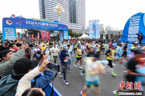 3月3日，2024万峰林马拉松鸣枪开跑。　中新网记者 瞿宏伦 摄