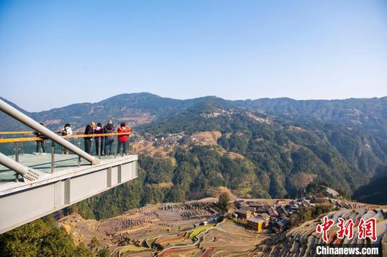 游客在贵州省从江县加榜梯田观景台游览拍照。吴德军摄