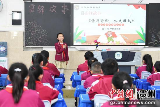 3月4日，贵阳市南明区花果园第三小学四年级（四）班的吴羽蝉同学正在给大家讲雷锋的故事。