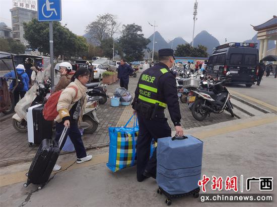 警员帮助学生抬行李