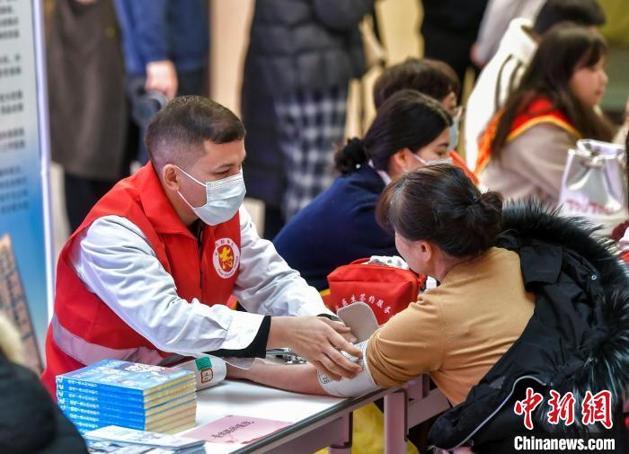医护人员为市民额量血压。中新网记者 刘新 摄