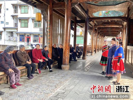 志愿者们用畲族山歌传递移风易俗小知识。 龙泉市委统战部 供图