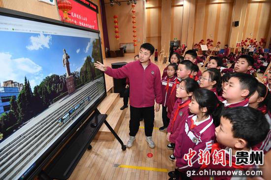 3月4日，贵阳市南明区花果园第三小学的老师带领学生参观线上雷锋纪念馆。