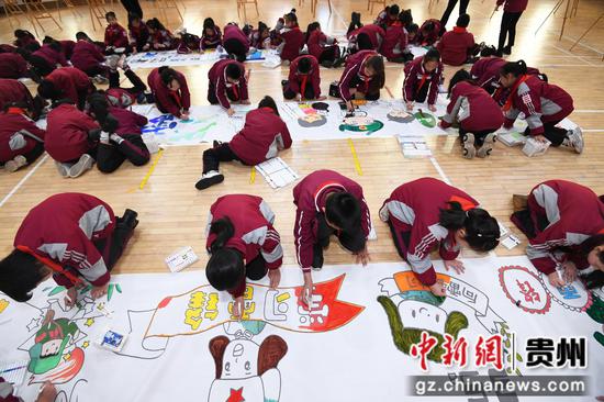 3月4日，贵阳市南明区花果园第三小学组织同学们“绘”雷锋的故事，学习雷锋的精神。