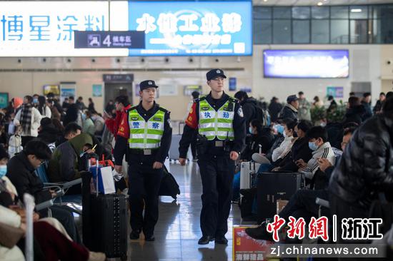 台州站派出所民警进行巡逻。郭诚智供图