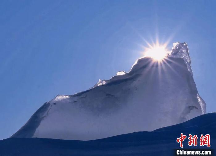 新疆赛里木湖冰雪美景