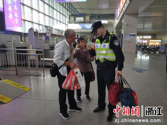 台州站派出所民警为乘客答疑。郭诚智供图