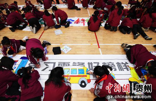 3月4日，贵阳市南明区花果园第三小学组织同学们“绘”雷锋的故事，学习雷锋的精神。