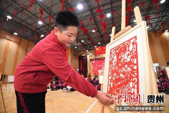 3月4日，贵阳市南明区花果园第三小学的同学们正在给“学习雷锋精神，争做新时代好少年”绘画、书法、手工作品投票。