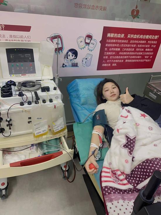 市中医院急诊科护士郑贞贞正在献血小板
