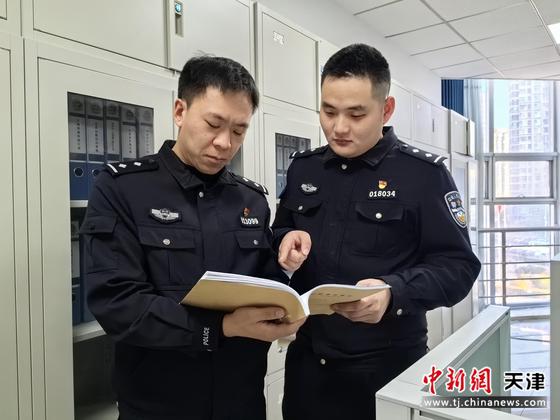 “90后”铁警新搭档护航春运平安路。北京铁路公安局天津公安处供图