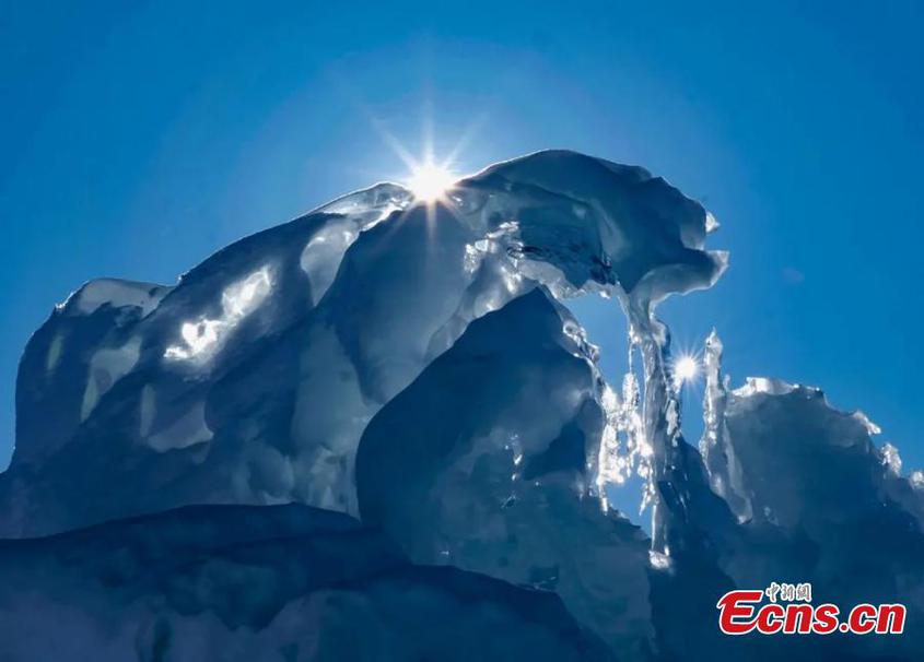 Multiple ice chunks scatter on the lake surface under the blue sky on Sayram Lake, the largest alpine lake in Bortala Mongolian Autonomous Prefecture, northwest China's Xinjiang Uyghur Autonomous Region. (Photo: China News Service/Dai Yuanjian)
