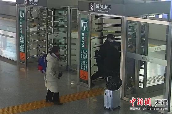男童玩旋转门被卡，天津铁警及时救助。北京铁路公安局天津公安处供图