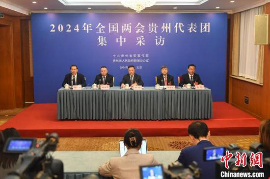 3月5日晚举行的2024年全国两会贵州代表团首场集中采访活动。杨昌鼎摄