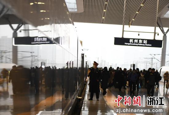众多旅客在杭州东站出行。中新社记者王刚摄