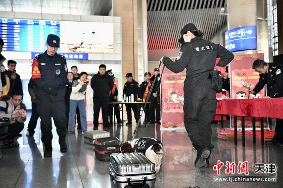 天津铁警开展春运首日宣传活动。北京铁路公安局天津公安处供图