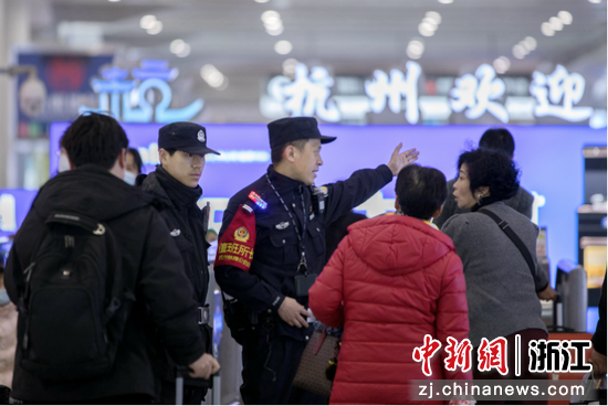 民警疏导旅客有序乘车。杭州铁路公安处供图