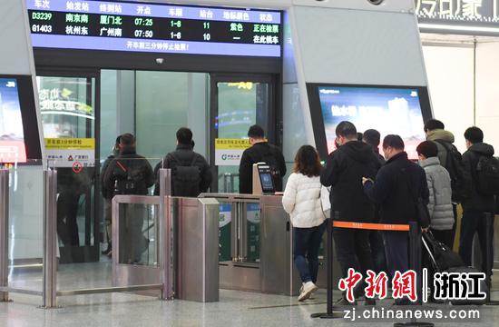 旅客在杭州东站检票乘车。中新社记者王刚摄